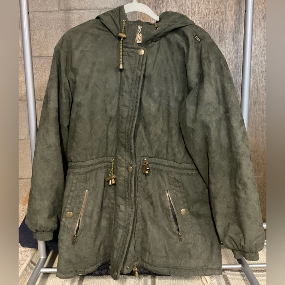 SKEA PARIS/VAIL JACKET
-size 8
P/P 21”-stretches 23”,L 30”sleeve 22”,hood 11”
